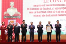 Đại tướng Lương Tam Quang trao Quyết định công bố thành lập Đảng bộ tỉnh Phú Thọ.