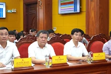 Các đồng chí lãnh đạo tỉnh dự hội nghị tại điểm cầu Quảng Bình. (Ảnh: QV)
