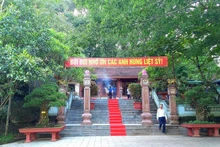 Đền tưởng niệm Anh hùng liệt sĩ đường 20 Quyết thắng (còn gọi là hang Tám thanh xung phong).