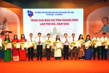 Các đồng chí lãnh đạo tỉnh Quảng Bình trao giải A cho các tác giả đoạt giải.