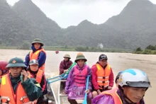 Lực lượng chức năng của xã Tân Hóa tìm kiếm 2 nạn nhân bị nước lũ cuốn mất tích