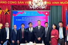 Đoàn công tác tỉnh Quảng Bình chụp ảnh lưu niệm với Đại sứ Việt Nam tại Cộng hòa Séc. (Ảnh: Thái An)