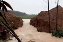 Đơn vị thi công phá dỡ đê quai để hạ thấp mực nước nhằm bảo đảm an toàn cho hạng mục đập chính của hồ Dạ Lam.