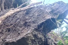 Khối đá nằm lơ lửng trên đồi có nguy cơ sạt lở xuống khu dân cư ở bản Khe Ngang, xã Trường Xuân, huyện Quảng Ninh.