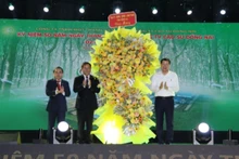Đồng chí Vũ Hồng Văn, Bí thư Tỉnh ủy Đồng Nai tặng lẵng hoa chúc mừng Tổng Công ty Cao-su Đồng Nai nhân kỷ niệm 50 năm Ngày thành lập.
