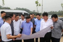 Cán bộ huyện Cẩm Khê, tỉnh Phú Thọ kiểm tra công tác giải phóng mặt bằng Khu công nghiệp Cẩm Khê.