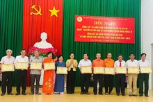 Phó Chủ tịch Ủy ban nhân dân thành phố Cần Thơ Nguyễn Thị Ngọc Điệp (ở giữa) trao Bằng khen cho tập thể có nhiều đóng góp trong hỗ trợ nạn nhân da cam/dioxin.