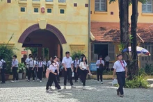 Thí sinh trong ngày đầu dự thi vào Trường trung học phổ thông Châu Văn Liêm, quận Ninh Kiều, thành phố Cần Thơ. (Ảnh: PHẠM ĐỖ)