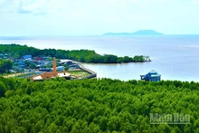 Một góc tuyến đường bộ Hồ Chí Minh, đoạn thuộc xã Đất Mũi, tỉnh Cà Mau nhìn ra cụm đảo Hòn Khoai, tương lai có cảng lưỡng dụng và cầu vượt biển dài nhất cả nước.
