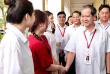 Bộ trưởng Giáo dục và Đào tạo Nguyễn Kim Sơn động viên thí sinh tại điểm thi Trường THPT Hai Bà Trưng (Vĩnh Phúc).