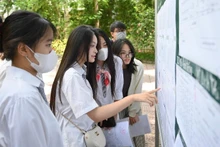 Thí sinh xem thông tin phòng thi tại điểm thi Trường THCS Minh Khai, Hà Nội. (Ảnh: THẾ ĐẠI)