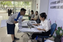 Chủ đầu tư dự án nhà ở xã hội Rice City Long Châu hướng dẫn người dân hoàn thiện hồ sơ mua nhà. 