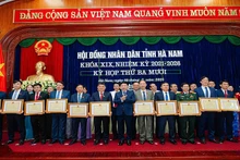 Nhiều tập thể, cá nhân có thành tích xuất sắc trong hoạt động của Hội đồng nhân dân tỉnh Hà Nam khóa 19, nhiệm kỳ 2021-2026 đã được biểu dương, khen thưởng.