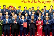 Đồng chí Lê Minh Hưng, Ủy viên Bộ Chính trị, Bí thư Trung ương Đảng, Trưởng Ban Tổ chức Trung ương trao Quyết định của Bộ Chính trị về việc thành lập Đảng bộ tỉnh Ninh Bình.