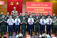 Tổng Bí thư Tô Lâm với lãnh đạo Đảng, Nhà nước và thủ trưởng Bộ Quốc phòng, Tổng cục Chính trị Quân đội nhân dân Việt Nam dự buổi làm việc. (Ảnh: ĐĂNG KHOA)