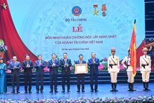 Tổng Bí thư Tô Lâm trao Huân chương Độc lập hạng Nhất tặng ngành tài chính. (Ảnh: ĐĂNG KHOA)