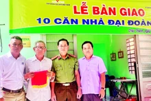 Đại diện Tỉnh ủy, lãnh đạo Công an tỉnh Tây Ninh và đại diện Báo Nhân Dân trao nhà tặng ông Nguyễn Văn Dễ.