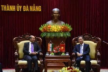 Đồng chí Nguyễn Văn Quảng, Ủy viên Trung ương Đảng, Bí thư Thành ủy, Trưởng Đoàn đại biểu Quốc hội đơn vị Đà Nẵng chủ trì tiếp Ngài Sandeep Arya, Đại sứ Ấn Độ tại Việt Nam. (ẢNH: ANH ĐÀO)