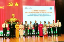 Liên danh Tập đoàn Terne Holdings và The One Destination trao học bổng cho các cán bộ của thành phố Đà Nẵng đến học tập kinh nghiệm tại các trung tâm tài chính quốc tế lớn trên thế giới. (Ảnh: PN)
