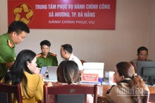 Công an xã A Vương, thành phố Đà Nẵng hỗ trợ người dân làm thủ tục hành chính tại Trung tâm phục vụ hành chính công xã A Vương. (Ảnh: ANH ĐÀO)