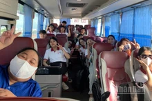 Các sinh viên công nghệ thông tin Trường đại học Duy Tân lên đường về các xã vùng núi, biên giới của Đà Nẵng để hỗ trợ giải quyết thủ tục hành chính. (Ảnh: ANH ĐÀO)