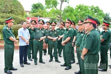 Thượng tướng Hoàng Xuân Chiến, Ủy viên Trung ương Đảng, Ủy viên Thường vụ Quân ủy Trung ương, Thứ trưởng Quốc phòng thăm, kiểm tra tại Ban Chỉ huy Quân sự thị xã Điện Bàn và Thị ủy Điện Bàn. (Ảnh: ĐÌNH TĂNG)
