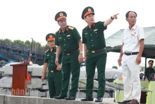 Thủ trưởng Bộ Tư lệnh Quân khu kiểm tra thực tế tại Cảng Kỳ Hà. (Ảnh: ĐÌNH TĂNG)