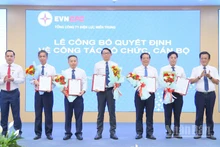 Lãnh đạo 6 Công ty điện lực mới được thành lập trên cơ sở sáp nhập các đơn vị hành chính nhận Quyết định do lãnh đạo EVNCPC trao tại buổi lễ. (Ảnh: ĐÌNH TĂNG)
