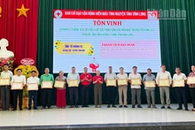 Tuyên dương những người hiến máu tình nguyện. 