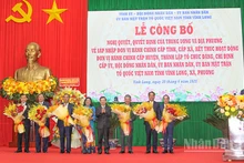 Chánh án Tòa án nhân dân tối cao Lê Minh Trí tặng hoa chúc mừng lãnh đạo tỉnh Vĩnh Long mới. 