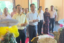 Bí thư Tỉnh ủy Vĩnh Long Trần Tiến Dũng và Chủ tịch Ủy ban nhân dân tỉnh Vĩnh Long Lữ Quang Ngời dâng hương kỷ niệm 17 năm ngày mất Thủ tướng Chính phủ Võ Văn Kiệt.