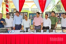 Đại biểu tham quan gian trưng bày dụng cụ tác nghiệp phát thành và truyền hình ngày xưa. 
