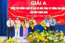 Ban tổ chức trao giải A cho các thí sinh. 
