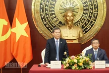 Bí thư Trung ương Đảng, Chánh án Tòa án nhân dân tối cao Lê Minh Trí phát biểu tại buổi làm việc.