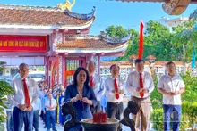Phó Chủ tịch nước Võ Thị Ánh Xuân, cùng Đoàn công tác của Trung ương và lãnh đạo tỉnh Cà Mau dâng hoa, dâng hương Đền thờ 10 Anh hùng Liệt sĩ khởi nghĩa Hòn Khoai.