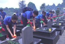 Tuổi trẻ Đắk Lắk thắp nến tri ân các anh hùng liệt sĩ tại Nghĩa trang liệt sĩ tỉnh Đắk Lắk, phường Tân Lập.