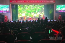Biểu diễn văn nghệ tại chương trình giao lưu. 
