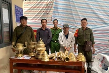 Công an xã Châu Thành bắt giữ 2 đối tượng cùng tang vật. (Ảnh: Anh Tuấn)