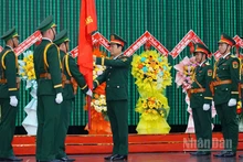 Đại tướng Nguyễn Tân Cương, Ủy viên Ban chấp hành Trung ương Đảng, Ủy viên Thường vụ Quân ủy Trung ương, Tổng Tham mưu trưởng, Thứ trưởng Quốc phòng trao quân kỳ Quyết thắng cho các đơn vị thành lập mới trên địa bàn Quân khu.