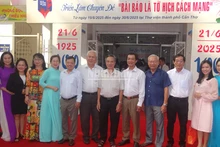 Các đại biểu dự lễ khai mạc chụp hình lưu niệm 