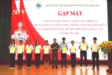 Trao thư khen tặng các em học sinh có thành tích cao.
