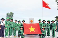1. Các em tham quan cột mốc ba biên, học về tình yêu quê hương đất nước, về giá trị hòa bình và sự thiêng liêng của chủ quyền lãnh thổ.
