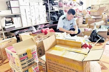 Đội Quản lý thị trường thương mại điện tử, cơ động, Chi cục Quản lý thị trường tỉnh Đắk Lắk kiểm tra, phát hiện, xử lý một cơ sở kinh doanh mỹ phẩm không rõ nguồn gốc, xuất xứ tại phường Tân Thành, thành phố Buôn Ma Thuột.