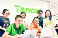 Các bạn trẻ đang phân tích, điều chỉnh các giải pháp trên ứng dụng Tanca.io.