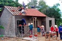 Hội Phụ nữ Yên Thành hỗ trợ hội viên xóa nhà tạm. (Ảnh: MAI HOA)