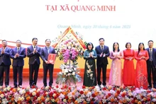 Đồng chí Bùi Thị Minh Hoài chúc mừng Ban Chấp hành Đảng bộ xã Quang Minh. (Ảnh: SƠN TÙNG).