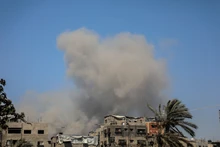 Khói bốc lên sau cuộc không kích của Israel xuống khu vực al-Tuffah, Dải Gaza. (Ảnh: THX/TTXVN)