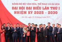 Phó Thủ tướng Mai Văn Chính trao các quyết định chỉ định Ban Chấp hành, Ban Thường vụ, Bí thư, Phó Bí thư Đảng ủy và tặng hoa chúc mừng Ban Chấp hành Đảng bộ Bộ Văn hoá, Thể thao và Du lịch nhiệm kỳ 2025-2030. Ảnh: TTXVN