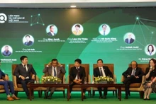 Bà Ức My, Chủ tịch hội đồng quản trị AgriS điều phối phiên thảo luận bàn tròn Hội nghị cùng các lãnh đạo cấp cao các tập đoàn trong Liên Minh và Đại học Quốc gia Thành phố Hồ Chí Minh.