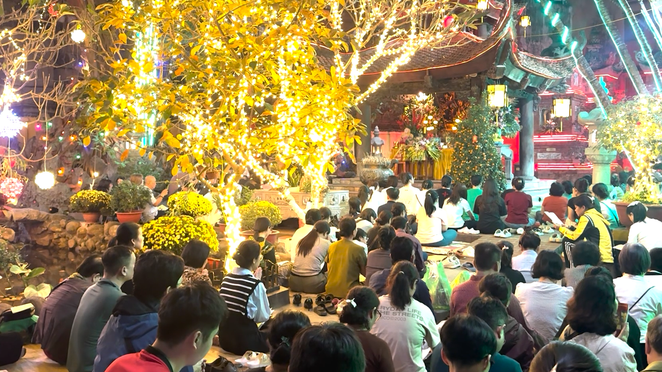 [Video] Người dân đi chùa cầu an Rằm tháng Giêng